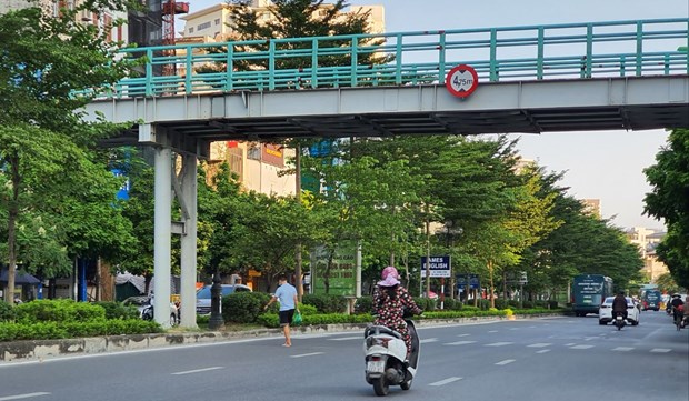 河内加大宣传力度 呼吁居民遵守《越南道路交通法》 hinh anh 1