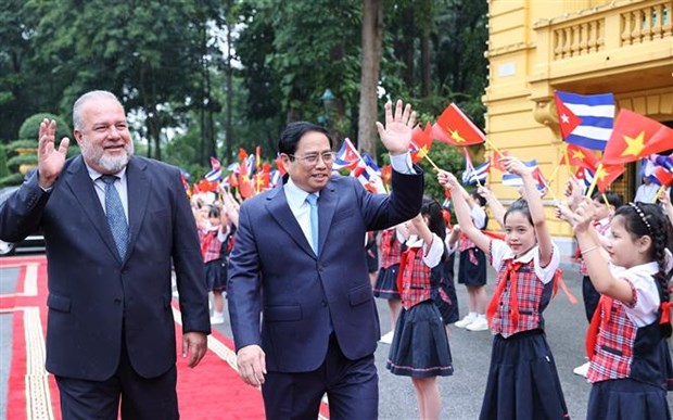越南政府总理范明政举行仪式欢迎古巴总理曼努埃尔•马雷罗•克鲁斯访越 hinh anh 1