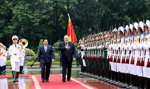 越南政府总理范明政举行仪式欢迎古巴总理曼努埃尔•马雷罗•克鲁斯访越 hinh anh 2