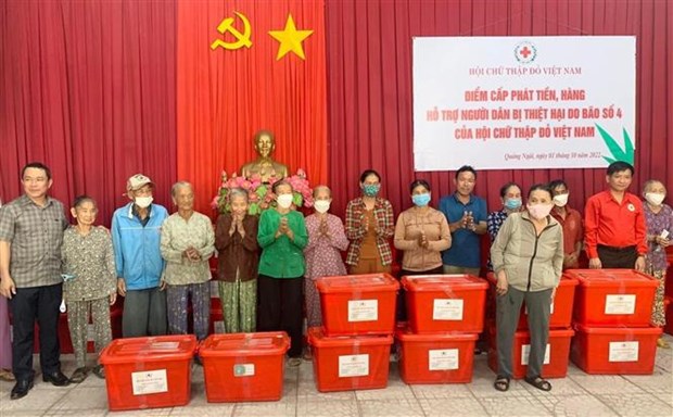 越南红十字会中央委员会为广义省4号台风灾民提供援助 hinh anh 1