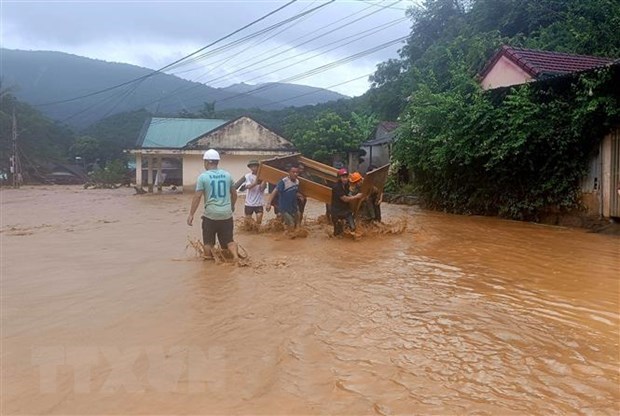 越南中部洪灾致8死和多地重大财产损失 hinh anh 2