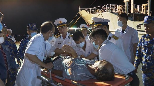 海军舰艇将在长沙岛县生病渔民送上岸接受治疗 hinh anh 1