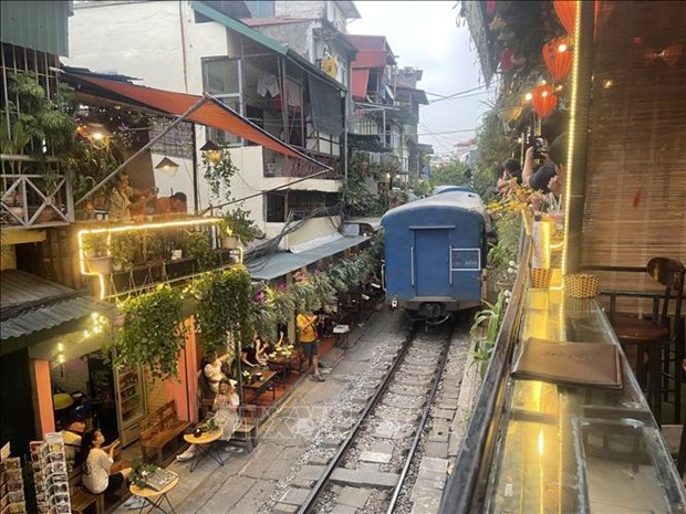 越南交通运输部：坚决维护河内市“铁路咖啡街”的交通秩序安全 hinh anh 2