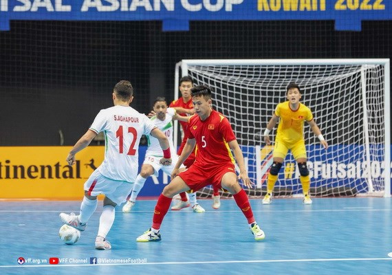 2022年亚足联科威特室内五人制足球锦标赛：越南队以1-8输给伊朗队 止步八强 hinh anh 2