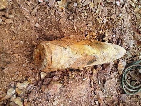 广治省：将橡胶园中发现的2枚巨型炸弹安全转移 hinh anh 1