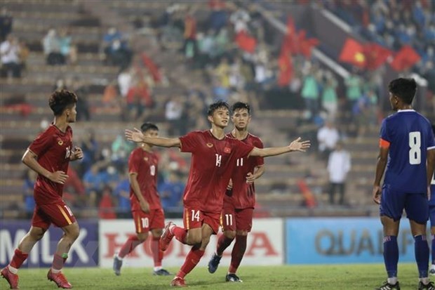 2023年U17亚洲杯预选赛：越南足球队以5比0战胜尼泊尔队 暂居F小组首位 hinh anh 1