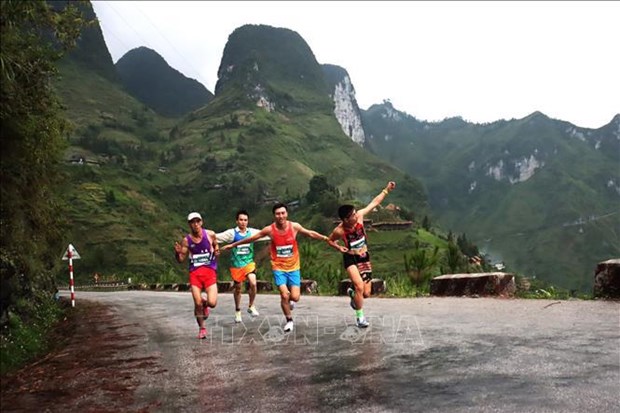 2300名运动员参加2022年河江省“在幸福路上奔跑”国际马拉松赛 hinh anh 2