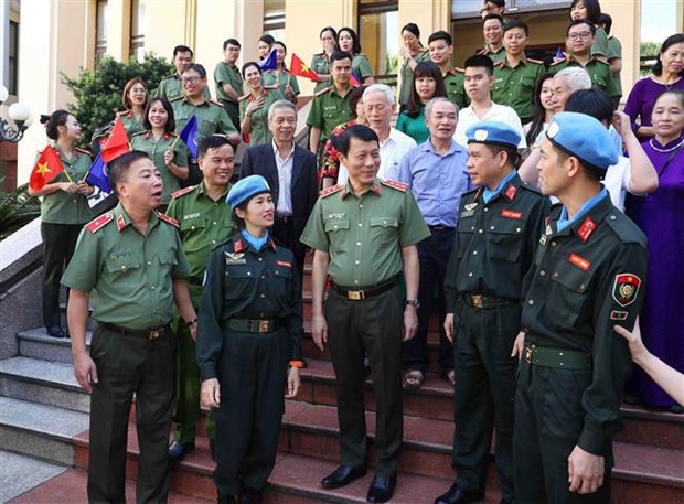 越南公安部领导会见参加联合国维和行动的人民公安军官 hinh anh 1
