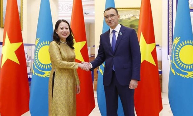 越南国家副主席武氏映春会见哈萨克斯坦上院议长毛乌林·阿希姆巴耶夫 hinh anh 1