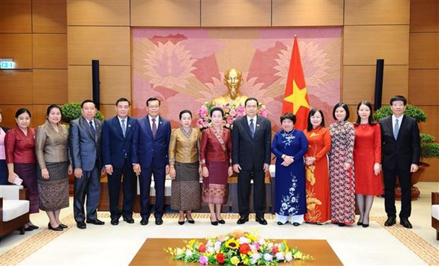 越南国会常务副主席陈青敏会见老挝国会文化与社会委员会主任图玛莉·冯帕占 hinh anh 1