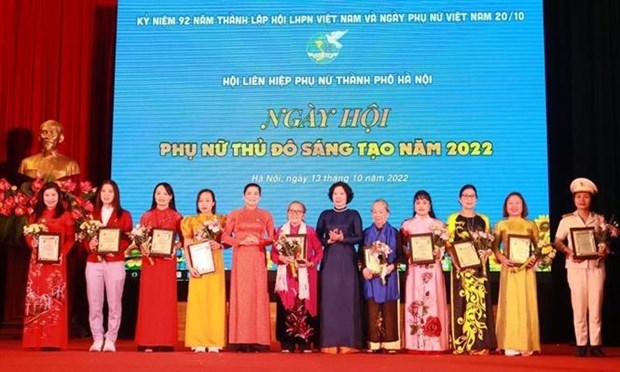越南妇女节：表彰2022年首都河内10位典型女性 hinh anh 1