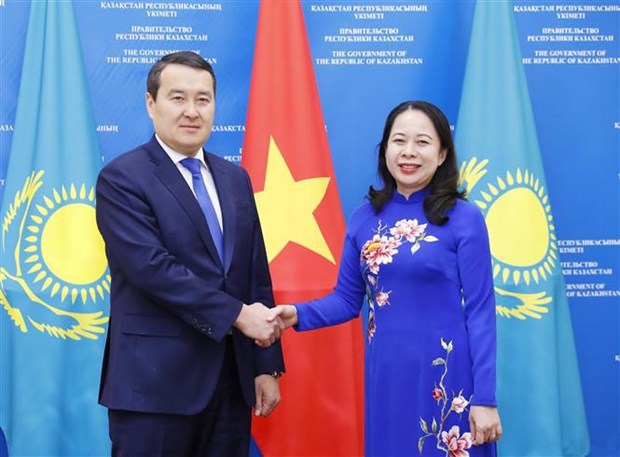 越南国家副主席武氏映春会见哈萨克斯坦总理阿里汗·斯迈洛夫 hinh anh 1