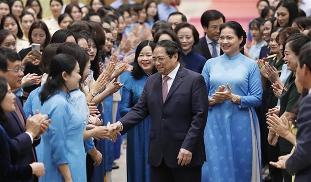 越南政府总理范明政主持政府总理与妇女对话会 hinh anh 1