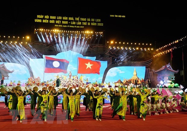 越老建交60周年：老挝媒体称赞两国之间的团结情谊 hinh anh 1