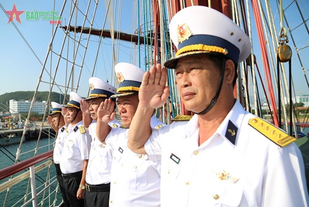 越南海军学院黎贵惇286号帆船抵达芽庄港 圆满结束访问任务 hinh anh 1