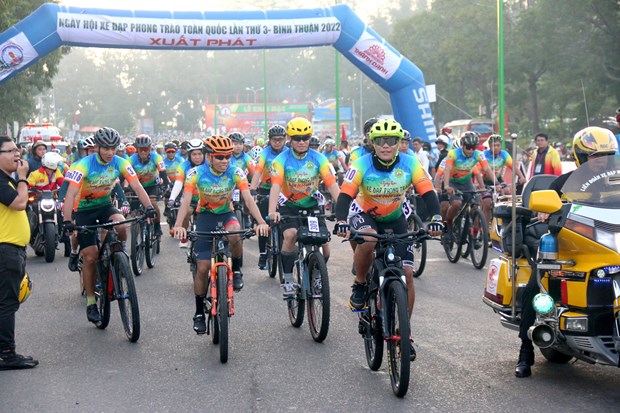 1300余名运动员参加2022年全国群众自行车比赛 hinh anh 1