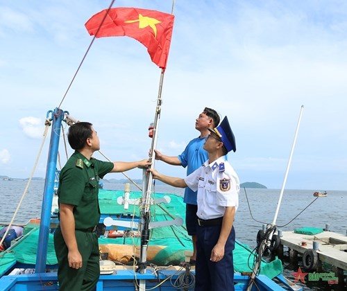 “海警与渔民并肩同行”活动在坚江省举行 hinh anh 1