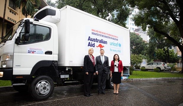 澳大利亚和联合国儿童基金会向越南提供五辆新冠疫苗运送专用冷藏车 hinh anh 1