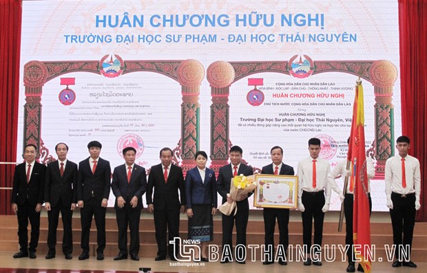 越南太原大学旗下师范大学荣获老挝国家授予的友谊勋章 hinh anh 1