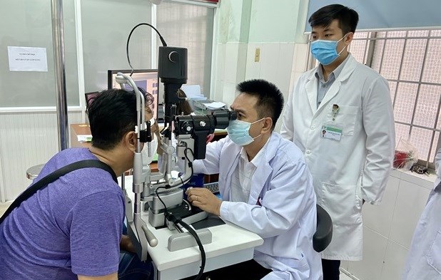 越南第六名医生获2023年亚太眼科学会 “防盲杰出贡献奖” hinh anh 1