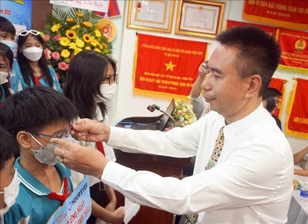 越南第六名医生获2023年亚太眼科学会 “防盲杰出贡献奖” hinh anh 2
