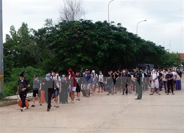 坚江省接收从柬埔寨返回的67名越南公民 hinh anh 1