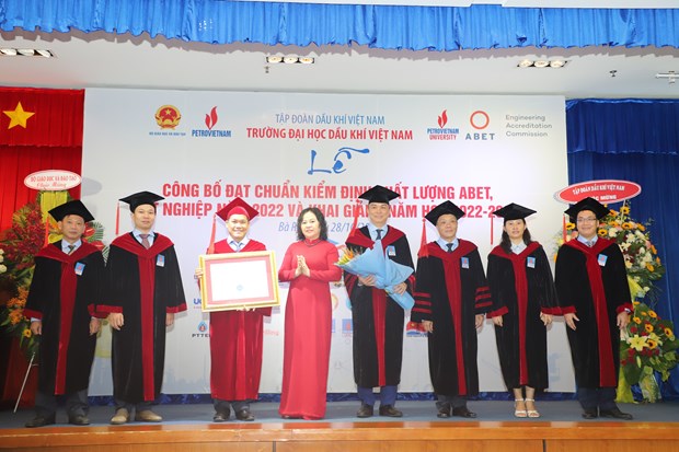 越南首所大学的石油培训计划获ABET 认证 hinh anh 1
