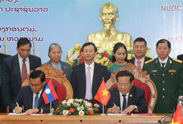 越南昆嵩省和老挝塞公省推动全面合作 hinh anh 1