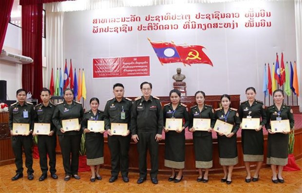 越南为老挝人民军103医院医务人员开设越南语培训班 hinh anh 1