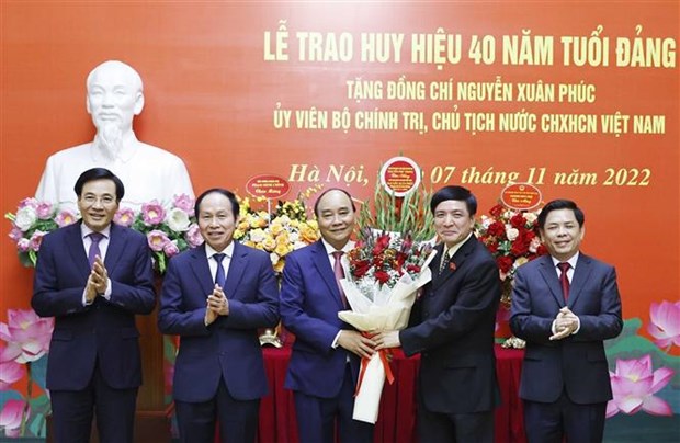 越南国家主席阮春福获颁40年党龄纪念章 hinh anh 1