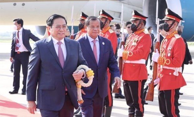 越南政府总理范明政抵达首都金边 开始对柬埔寨进行正式访问 hinh anh 1