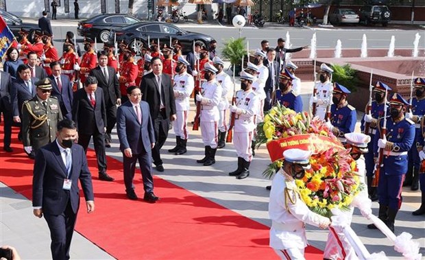 越南政府总理范明政抵达首都金边 开始对柬埔寨进行正式访问 hinh anh 2