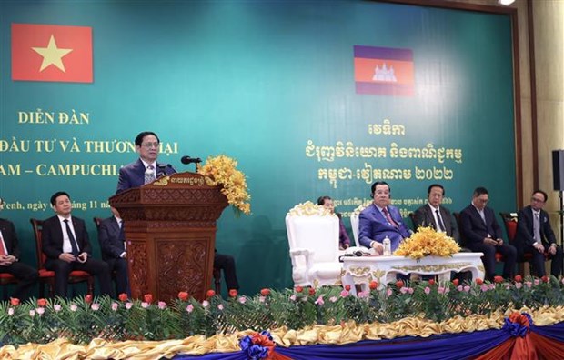 越南政府总理范明政与柬埔寨首相洪森出席越柬贸易投资促进论坛 hinh anh 1