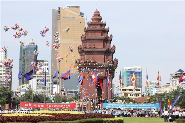 越南党和国家领导人致电祝贺柬埔寨王国国庆69周年 hinh anh 1