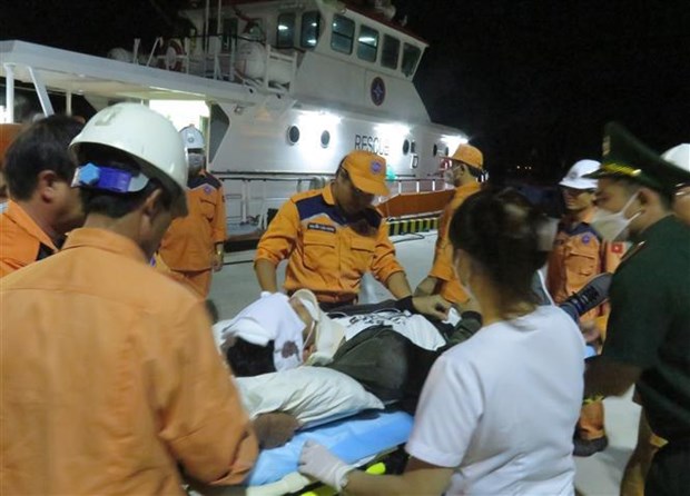 庆和省：及时将2名遇险的菲律宾船员送上岸救治 hinh anh 2