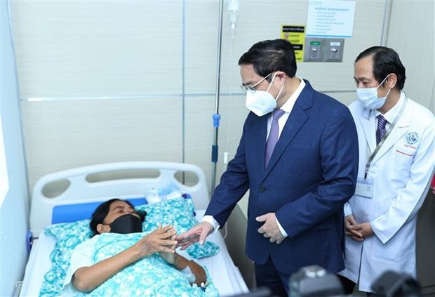 越南政府总理范明政造访金边大水镬医院和越柬电信公司 hinh anh 2