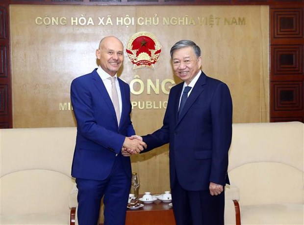 越南公安部部长苏林大将会见前来拜访的荷兰驻越南新任大使基斯·范巴尔 。（图片来源：越通社）