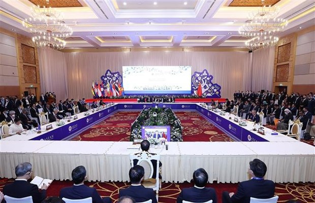 东盟峰会：范明政总理出席东盟与各伙伴国领导人会议 hinh anh 2