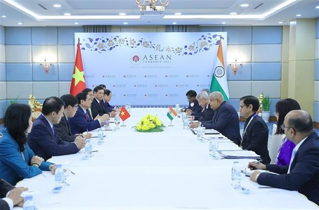 东盟峰会：越南政府总理范明政会见印度副总统贾格迪普·丹卡尔 hinh anh 1