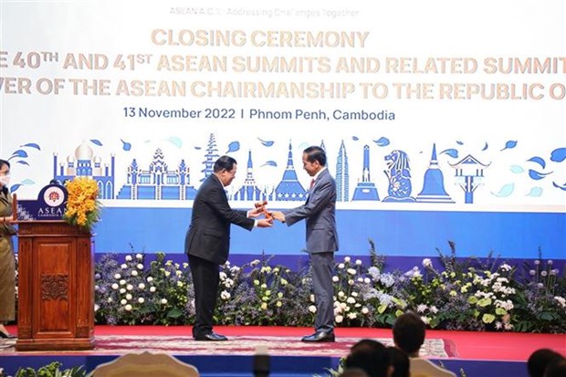 第40届和第41届东盟峰会及相关会议闭幕 印尼正式担任2023年东盟轮值主席国一职 hinh anh 1