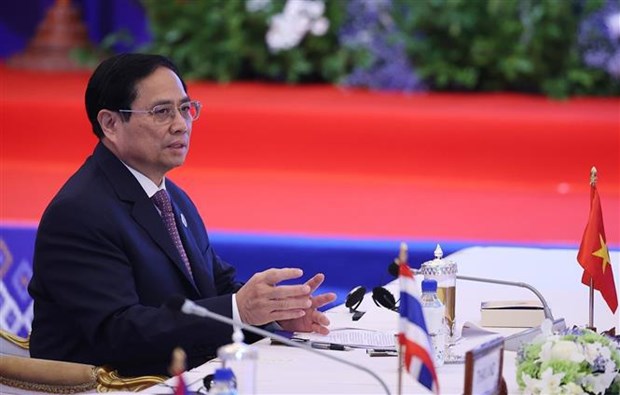 越南政府总理范明政出席第十七届东亚峰会 hinh anh 2
