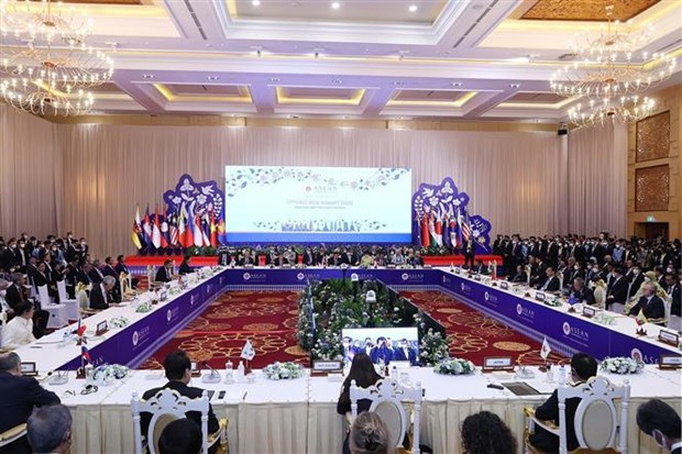 越南政府总理范明政出席第十七届东亚峰会 hinh anh 1
