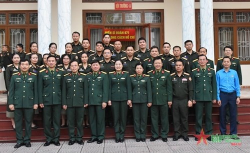 老挝人民军军官业务培训班在871团开班 hinh anh 2