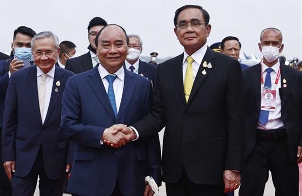 越南国家主席阮春福抵达曼谷 开始访问泰国和出席APEC第29次领导人会议之行 hinh anh 2