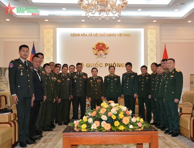 越南国防部副部长阮新疆会见柬埔寨王家军队军事体育委员会主席 hinh anh 2