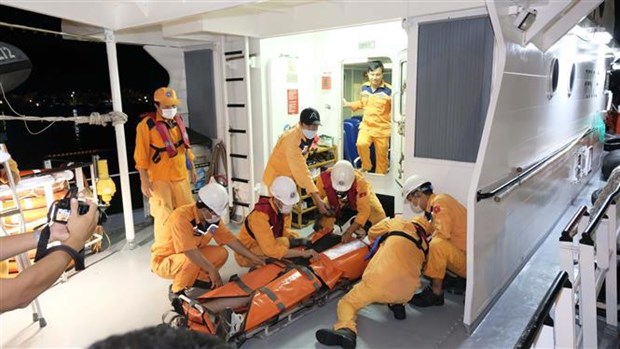 两名在海上发生劳动事故的外国货轮船员被送往芽庄接受治疗 hinh anh 1