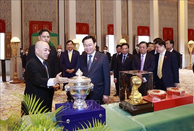 越南国会主席王廷惠拜会柬埔寨国王西哈莫尼 hinh anh 1