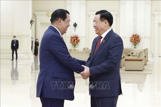 越南国会主席王庭惠会见柬埔寨首相洪森 hinh anh 1