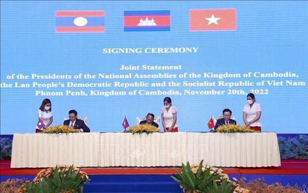 越老柬签署联合声明 首次建立三国国会高层会议机制 hinh anh 1