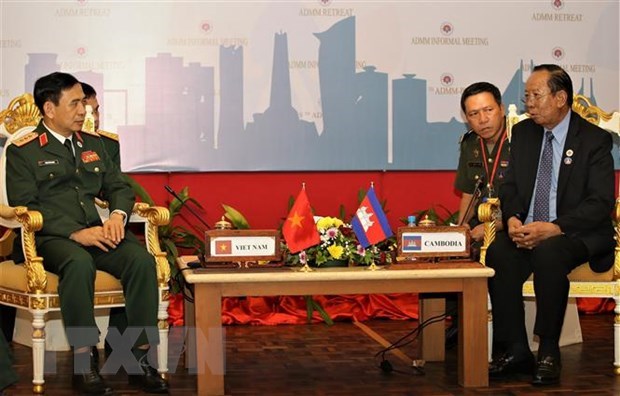 越南国防部长潘文江会见柬埔寨国防大臣和中国国防部长 hinh anh 1